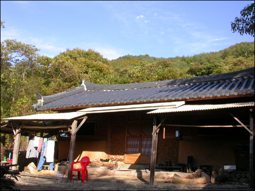 노충국씨가 부모님과 함께 마지막으로 민간치료에 의지하며 살고 있는 덕유산 자락의 집. 전기도 들어오지 않는 깊은 곳에 있다. 